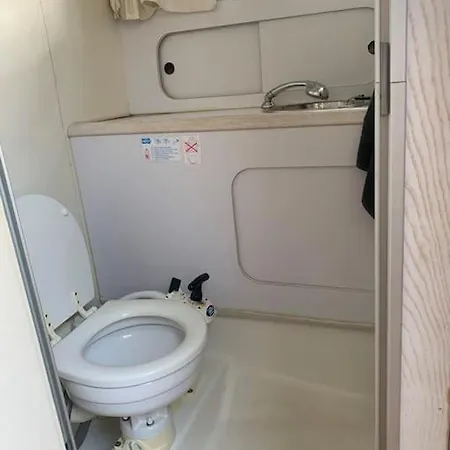 Apartment Bateau A Quai Au Brusc, Confort, Coucher De Soleil, Calme Six-Fours-les-Plages